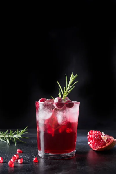 Granatäpple jul cocktail med rosmarin, champagne, club soda på grått betongbord. — Stockfoto