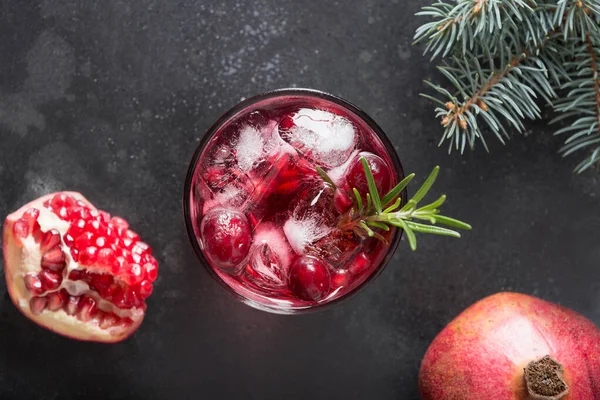 Granatäpple jul cocktail med rosmarin, champagne, club soda på svart. Utsikt ovanifrån. — Stockfoto