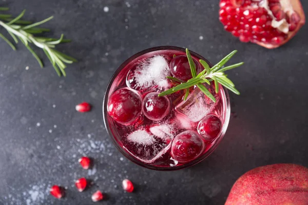 Granatäpple jul cocktail med rosmarin, champagne, club soda på svart. Utsikt ovanifrån. — Stockfoto