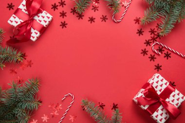 Noel çerçevesi hediyeler, toplar, kırmızı arka planda köknar ağacı. Tebrik kartı. - Mutlu yıllar. Metin için boşluk