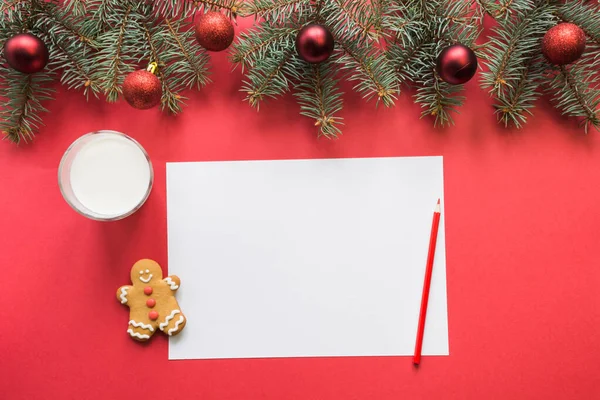 Kerstbrief voor de Kerstman met melk, koekjes, peperkoek — Stockfoto