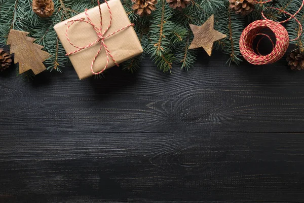 Köknar dallarından, el işi hediyelerinden ve tahta oyuncaklardan oluşan Noel çerçevesi. Üst görünüm. — Stok fotoğraf