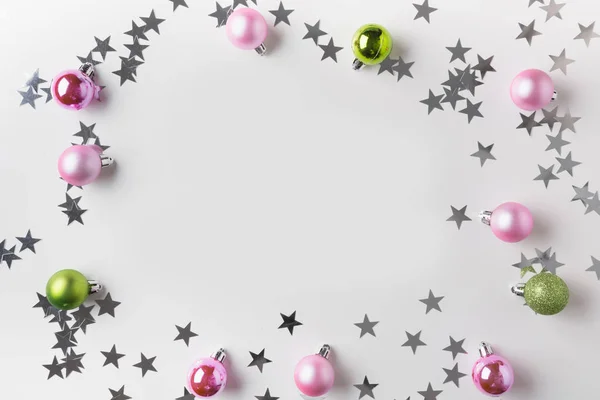 Moldura de Natal de prata e bolas cor-de-rosa no branco. Vista superior. Fronteira de Natal de desejos. Cartão de saudação . — Fotografia de Stock