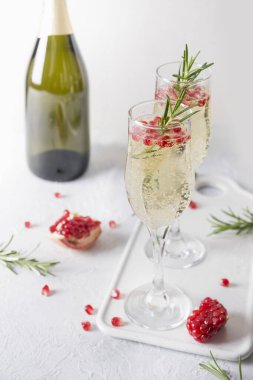 Nar noel kokteyli, biberiye, şampanya, gri masada soda. Xmas Tatil İçkisi.