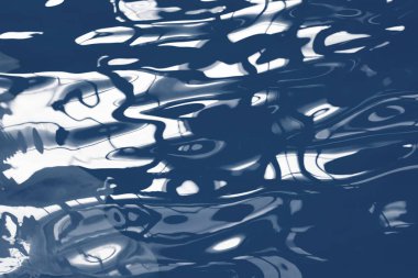 Güneş yansımalı mavi havuz suyu. Soyut bulanık desen.