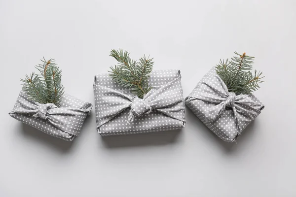 크리스마스 선물들은 천연 장식 직물로 포장되어 있습니다. 지속 가능 한 선물. 낭비없습니다. Xmas eco holiday. 전통적 인 일본의 후로시키 스타일. 위에서 본 광경. 편평 한 침대. — 스톡 사진
