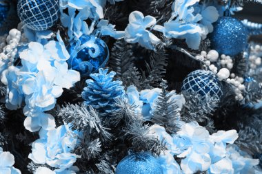 Bulanık arka planda mavi lüks topları olan Noel ağacı. Kapatın. Xmas deseni.