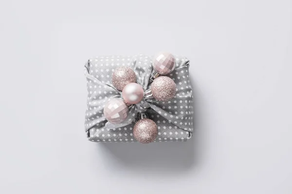 Різдвяний екологічно стійкий подарунок прикрашений пастельними срібними кульками. Різдво. З Новим роком. Стиль плоского шару . — стокове фото
