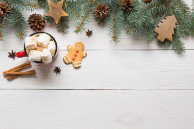 Marşmelovlu kahvenin Noel kompozisyonu, köknar dalları...