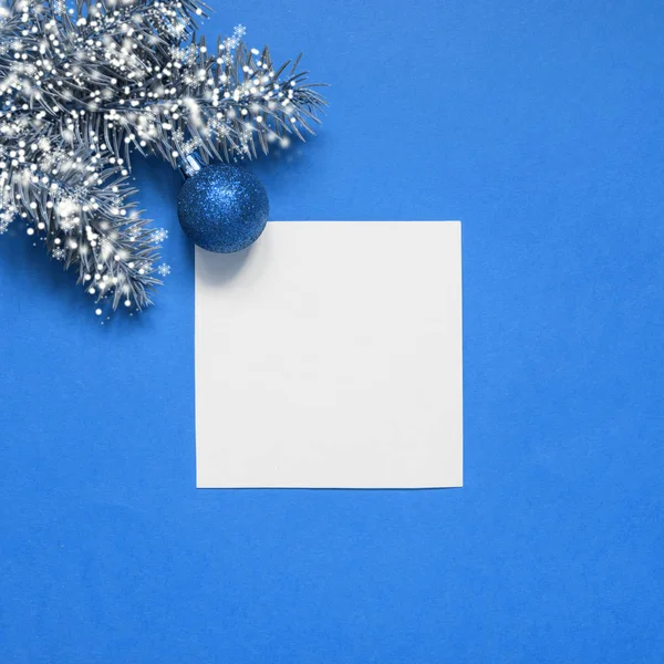 Kerst groenblijvende takken en blauwe bal. Zicht van bovenaf, vlak gelegd. Kerstvakantie. Sjabloon, maquette, wenskaart Nieuwjaar. — Stockfoto