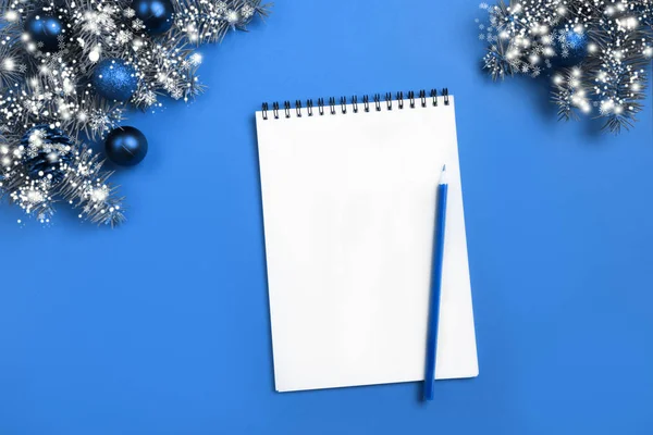 Lista de verificación de Navidad o invitación en azul clásico. Vista superior y espacio para su texto. Puesta plana . —  Fotos de Stock