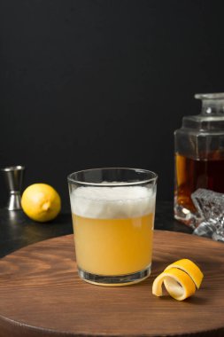 Viski kokteyli, limon suyu, şeker şurubu ve bardakta yumurta akı. Dikey yönelim.