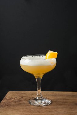 Bir kadeh viski kokteyli, limon suyu, şeker şurubu ve bardakta yumurta akı. Dikey yönelim.
