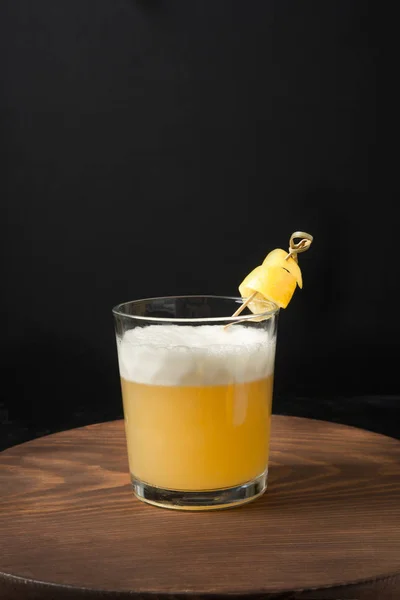 One shot of whiskey sour cocktail - bourbon with lemon juice, sugar syrup and egg white in glass. Vertical orientation. — Stock Photo, Image