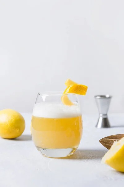 Виски кислый коктейль - бурбон с лимонным соком, сахарный сироп и яичный белок в стакане. Вертикальная ориентация . — стоковое фото