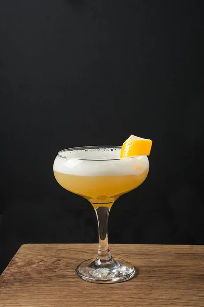 Ett glas whiskey surt cocktail - bourbon med citronsaft, sockersirap och äggvita i glas. Vertikal inriktning. — Stockfoto