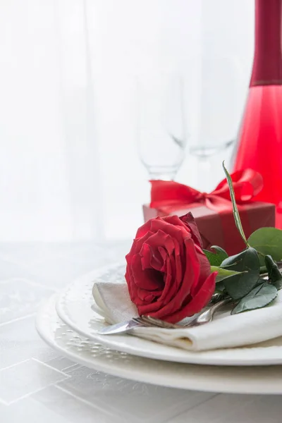 Святкова або романтична вечеря з червоною трояндою. День святого Валентина . — стокове фото