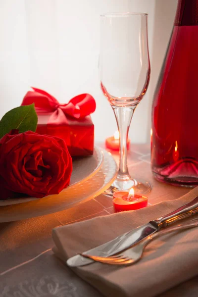 Святкова або романтична вечеря з червоною трояндою та шампанським. День святого Валентина . — стокове фото