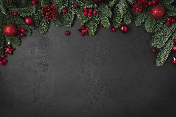 Arco de inverno de Natal com ramos de abeto, bolas vermelhas no preto. Cartão de felicitações de Natal. Feliz Ano Novo. Espaço para SMS. Vista de cima, flat lay . — Fotografia de Stock