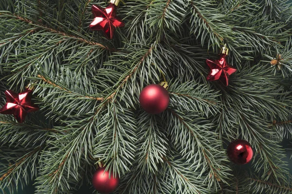 Des branches vertes de Noël et des boules rouges. À Noël. Bonne année. Style de pose plat . — Photo