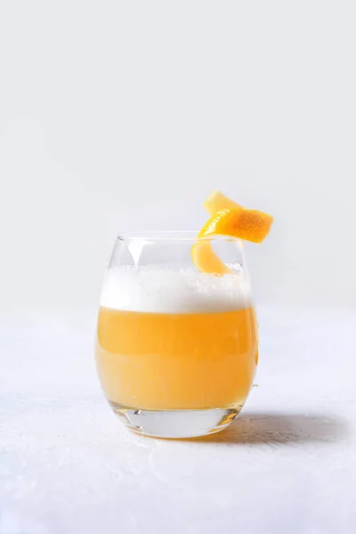 Whiskey sour cocktail - bourbon med citronsaft, sockersirap och äggvita i glas. Vertikal inriktning. — Stockfoto