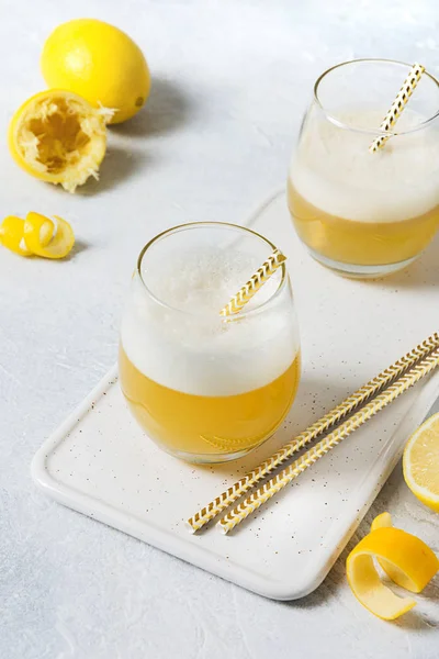 Whiskey sour cocktail - bourbon med citronsaft, sockersirap och äggvita i glas. Vertikal inriktning. — Stockfoto