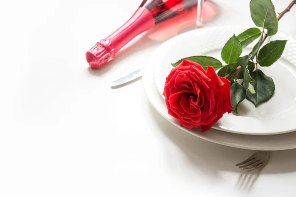 День Святого Валентина або романтичної вечері з Троянди червоні. — стокове фото