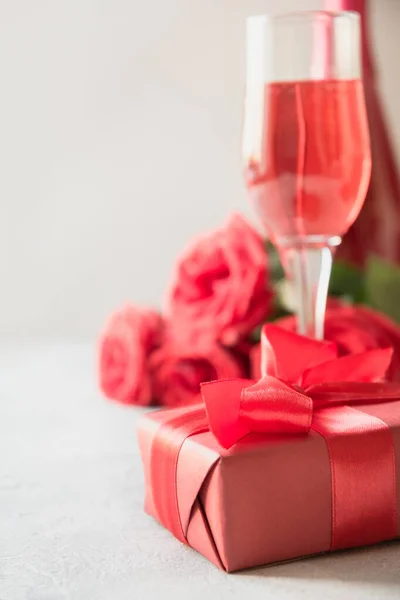 浪漫的红色礼物和红色香槟。 情人节卡片. — 图库照片