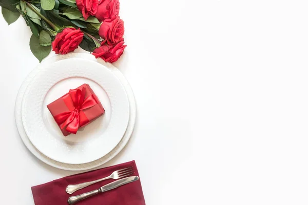 Романтический стол с букетом красных роз и подарком. Вид сверху. День Святого Валентина . — стоковое фото
