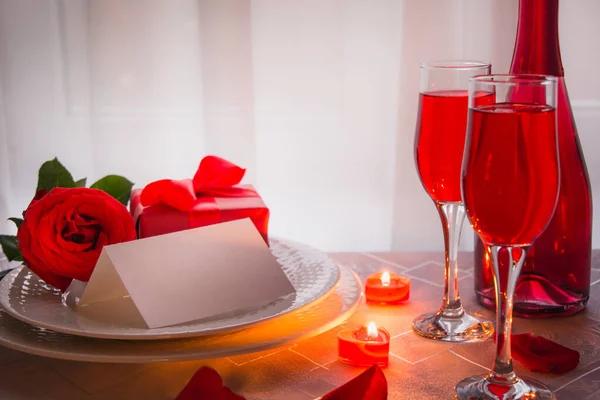 붉은 장미와 샴페인을 곁들인 축제나 낭만적 인 저녁 식사. 발렌타인데이. — 스톡 사진