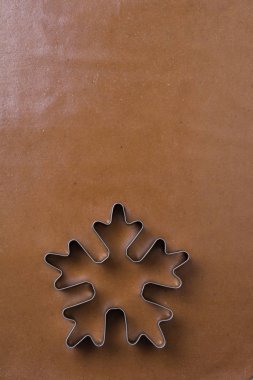 Zencefilli kurabiye ve kar tanesi için çiğ hamur..