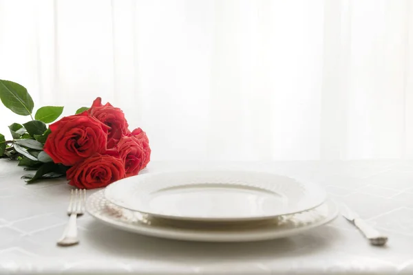 Романтичний стіл накритий букетом червоних троянд. Простір для тексту. Запрошення на побачення. Валентинів день. — стокове фото