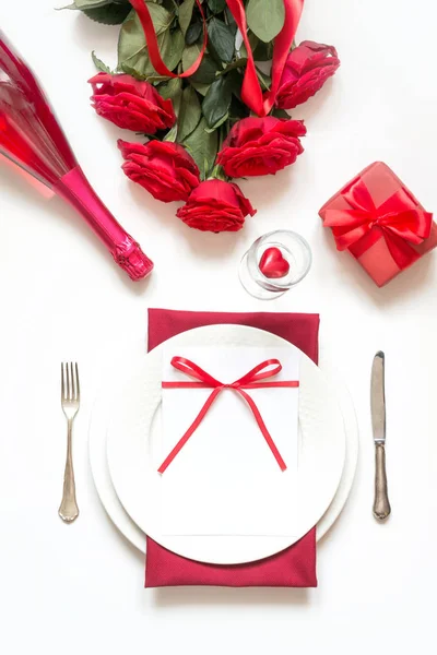 Romantyczne ustawienie tabeli z bukietem czerwonych róż i prezentu. Widok z góry. Walentynki. — Zdjęcie stockowe