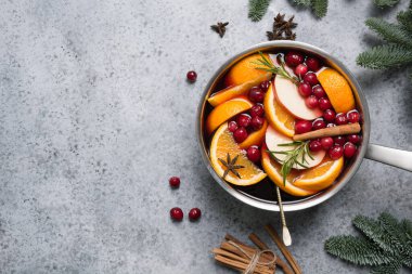 Gri taş masada sıcak sıcak Noel şarabı