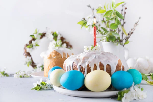Pastel de Pascua y huevos coloridos. Vacaciones desayuno tradicional . — Foto de Stock