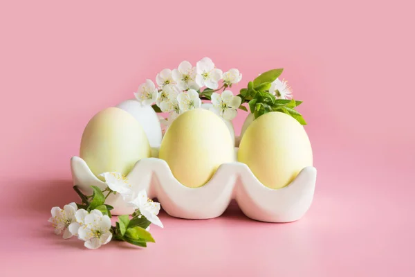 Biologische kippeneieren met bloemen in porseleinen doos. Pasen. De lente. Sluiten.. — Stockfoto