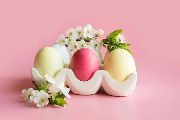 Kleurrijke eieren met lentebloemen in porseleinen doos. Pasen. De lente. Sluiten.. — Stockfoto