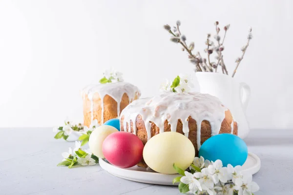 Gâteau de Pâques décoré printemps fleurs fraîches. Gros plan . — Photo
