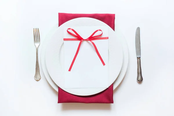 Walentynki albo urodzinowa kolacja. Eleganckie ustawienie stołu z czerwonym wystrojem. — Zdjęcie stockowe