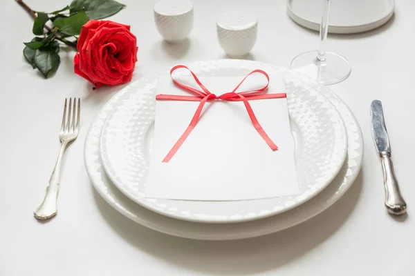 Dia dos namorados ou jantar de aniversário. Configuração de tabela de elegância com decoração vermelha . — Fotografia de Stock