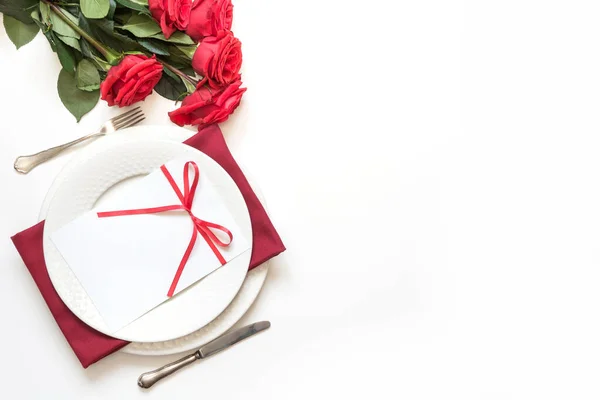 Romantyczny stół z bukietem czerwonych róż. Widok z góry. Walentynki. — Zdjęcie stockowe