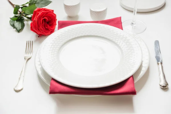 Walentynki albo urodzinowa kolacja. Eleganckie ustawienie stołu z czerwoną różą i wystrojem. — Zdjęcie stockowe