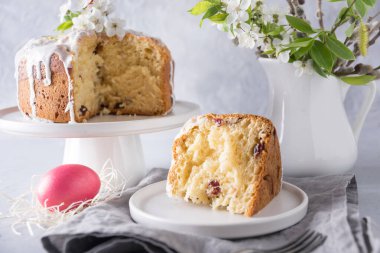 Paskalya pastası ve renkli kırmızı yumurtalar. Geleneksel tatil kahvaltısı.