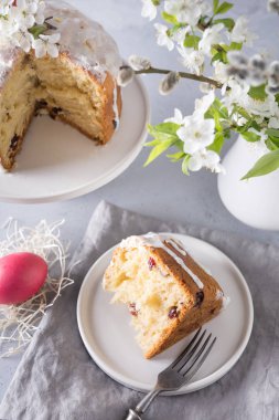 Paskalya pastası ve renkli kırmızı yumurtalar. Geleneksel tatil kahvaltısı.