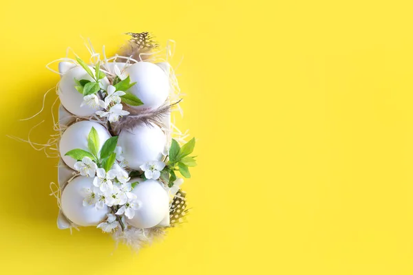 Курячі білі яйця з весняними квітами в порцеляновій коробці. Великодня . — стокове фото
