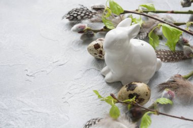 Çimenlerde yumurtalı Paskalya tavşanı, gride bahar söğüdü. Mesaj için yer var. Paskalya Kompozisyonu.