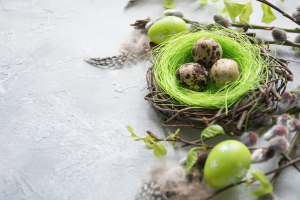 巣の中で卵をウズラ,灰色の春の柳.テキスト用のスペース。イースターの構図. — ストック写真