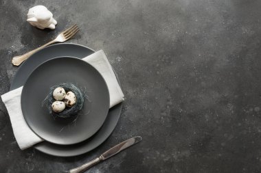 Paskalya Tablo ayarı dekor kara günü olarak nest yumurta. Üstten Görünüm.