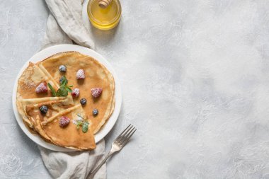 Lezzetli Rus gözlemesi ya da blini. İlkbahar. Shrovetide.