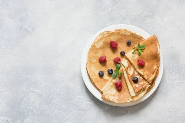 Tasty traditional russian pancakes or blini. Springtime. Shrovetide. — Stock Photo, Image